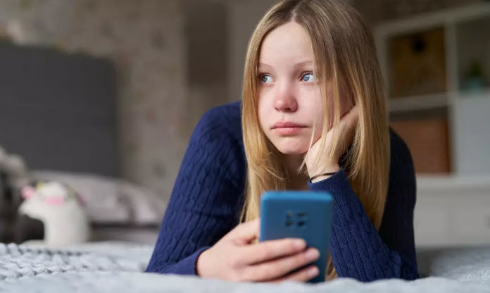 2026 Yılında Dijital Yalnızlık: Teknoloji İnsanları Uzaklaştırıyor mu?