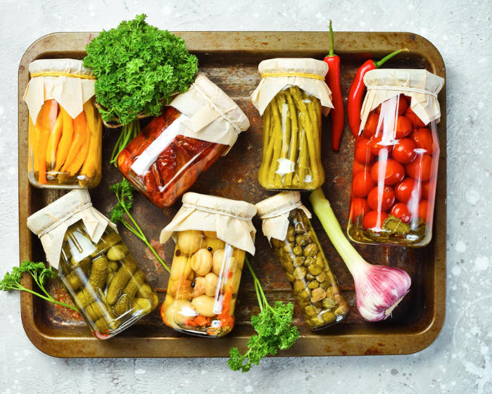 Fermente Gıdalar Rehberi: Kefir, Kombucha ve Ev Yapımı Turşunun Bağırsak Sağlığına Bilimsel Faydaları ve Güvenli Fermentasyon Teknikleri