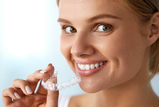 Diş Teli Tedavisi Sonrası Pekiştirme (Retainer) Rehberi: Dişlerin Geri Kaymasını Önlemek İçin En İyi Sabitleyici Çözümler ve Maliyetleri