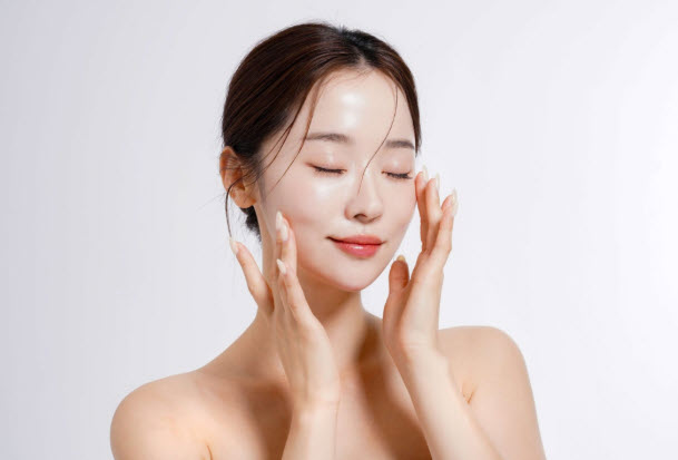 Kore Güzellik Rutini (K-Beauty): 10 Adımda Cam Cilt (Glass Skin) Etkisi ve Uygulama Sıralaması