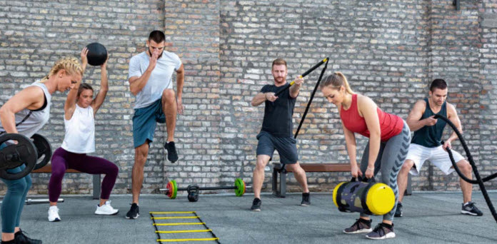 Fonksiyonel Fitness ve Hyrox Devrimi: Günlük Yaşam Gücüyle Yarışma Kondisyonunu Birleştiren Hibrit Antrenman Metotları