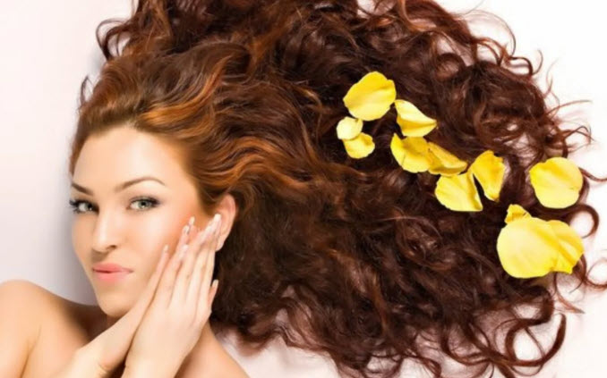 Evde Saç Bakımı Nasıl Yapılır? Kuaföre Gitmeden Parlak Saçların Sırrı